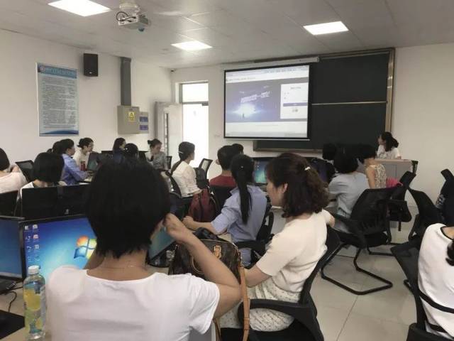 【学院动态】外国语学院"参加蓝鸽平台语音软件培训"会议顺利召开